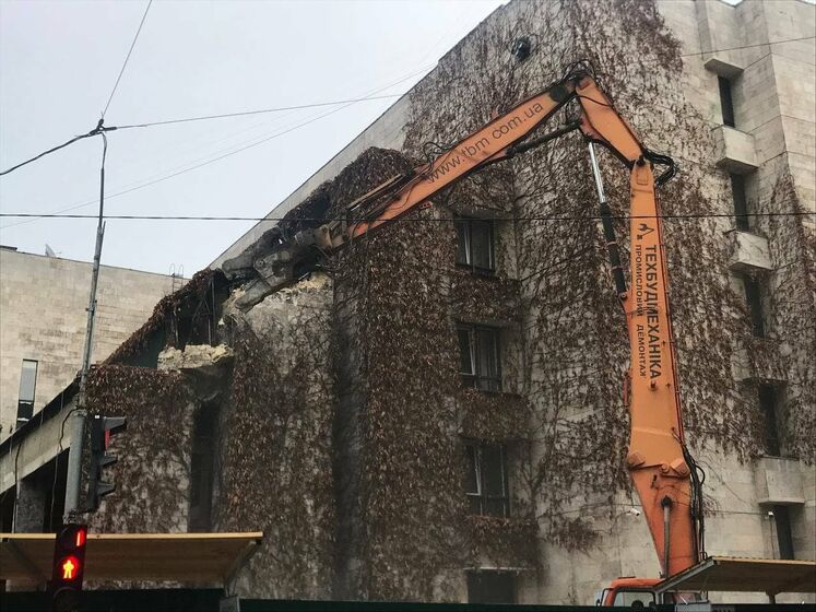 У Києві почали зносити модерністський фасад павільйону 