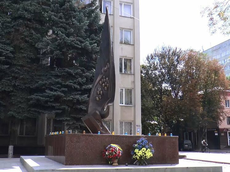 У Хмельницькому дівчина станцювала на пам'ятнику Героям Небесної сотні