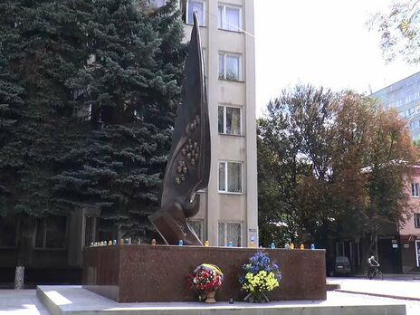 В Хмельницком девушка станцевала на памятнике Героям Небесной сотни