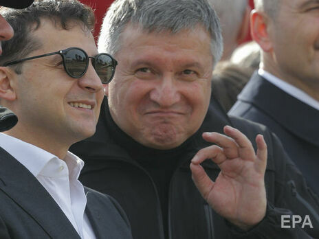 По данным СМИ, уволиться Авакова (справа) попросил Зеленский (слева)