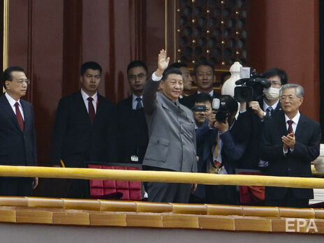 Зеленский впервые поговорил по телефону с генеральным секретарем ЦК Коммунистической партии Китая Си Цзиньпином (на фото в центре)