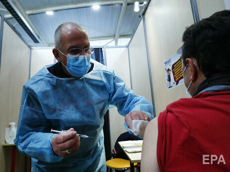 Во Франции после обращения Макрона об обязательной вакцинации на прививку от COVID-19 записалось рекордное количество человек