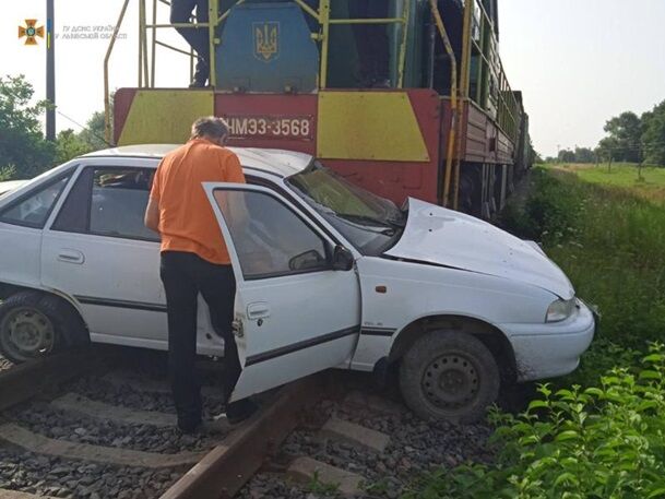 У Львівській області поїзд врізався в автомобіль, загинула жінка