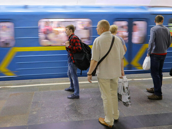 В Киеве на "красной линии" метро человек попал под поезд – Киевский метрополитен
