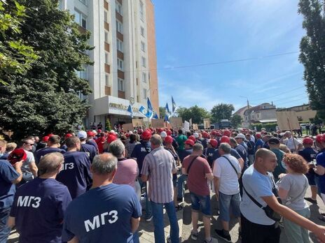 Співробітники Миколаївського глиноземного заводу пікетували апеляційний суд