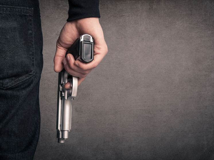 В Одесі поліцейський намагався зловити пістолет у повітрі і вистрілив собі в живіт – ЗМІ