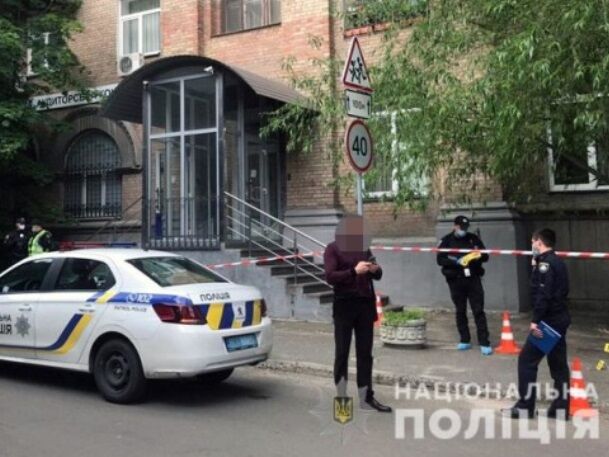 У Києві чоловік дістав вогнепальне поранення на вулиці. Поліцейські ввели режим спецоперації