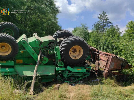 В Харьковской области перевернулся комбайн, есть погибший – ГСЧС