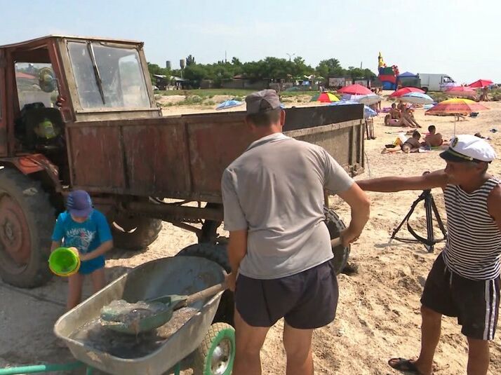 Побережье Азовского моря заполонили медузы. Коммунальщики вывозят их с пляжей на тракторах. Видео