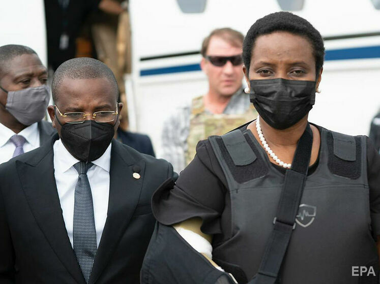 Вдова убитого президента Гаити вернулась в страну. В аэропорту она была в пуленепробиваемом жилете
