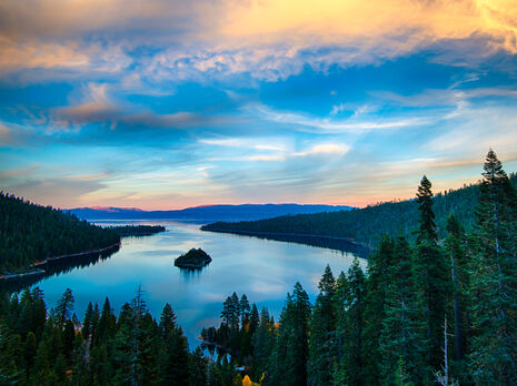 Озеро Тахо розташоване на кордоні Каліфорнії і Невади
