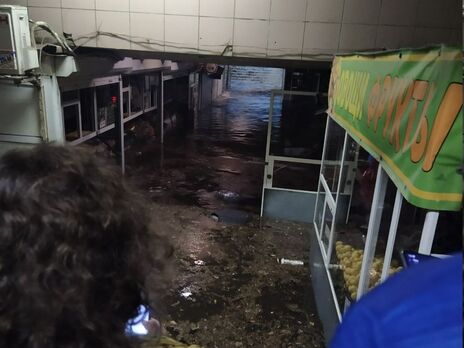 Через підтоплення в Києві заблоковано виходи на кількох станціях метро