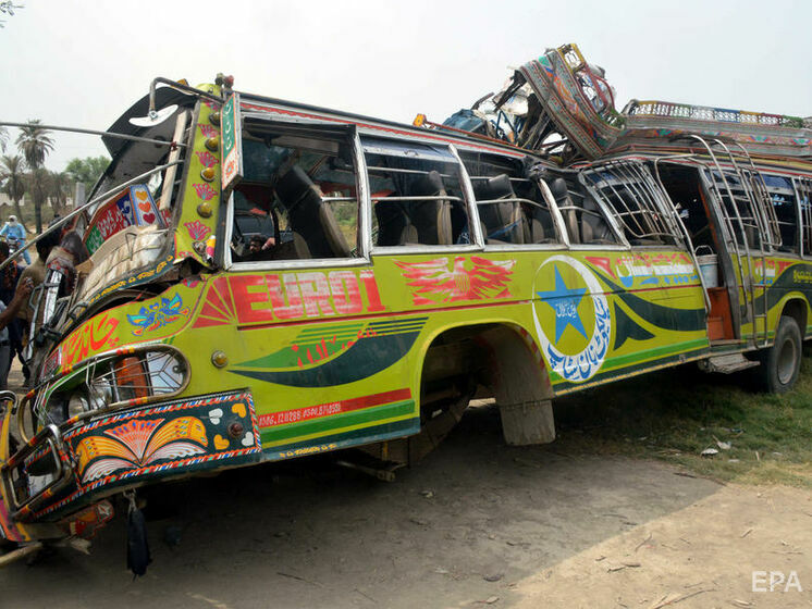 У Пакистані пасажирський автобус зіткнувся з вантажівкою. Понад 30 людей загинули