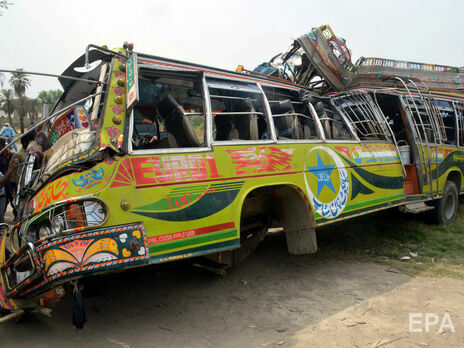 В Пакистане пассажирский автобус столкнулся с грузовиком. Более 30 человек погибло