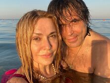 "Поздравляем, зайчик наш!" Супруг Сумской в свой день рождения спел ей песню, стоя в бассейне с бокалом в руках