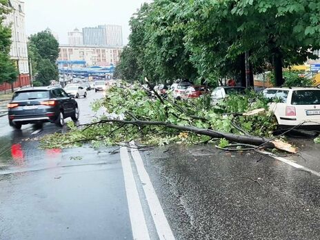 У Києві перед зливою чергувала спецтехніка, а комунальники чистили зливостоки – Кличко