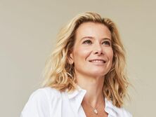 "Классный вид", "Худшее фото порножурнала". 47-летняя Высоцкая в бикини засветила ягодицы с нижнего ракурса