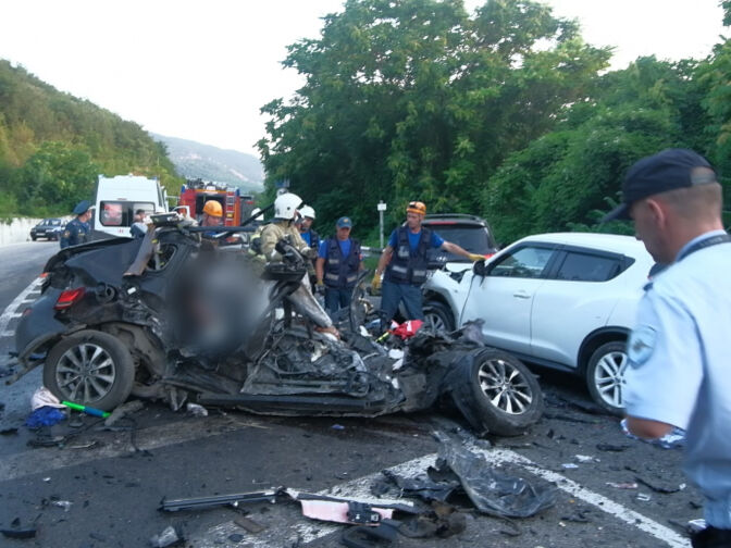 В Крыму грузовик врезался в четыре легковых автомобиля, погибло несколько человек