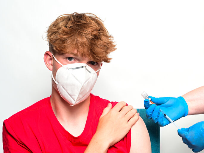 Великобританія розпочинає щеплювати проти коронавірусу підлітків, але не всіх