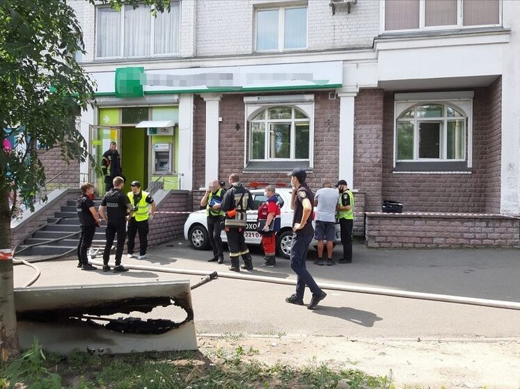 Бросила "коктейль Молотова". В Киеве женщина пыталась ограбить банк – полиция