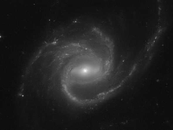 Hubble после ремонта показал новые черно-белые снимки галактик