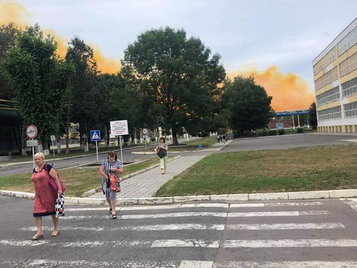 На заводе "Рівнеазот" произошел выброс нитрозных газов, над предприятием видели рыжее облако