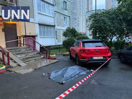 В Киеве с шестого этажа выпал мужчина, 