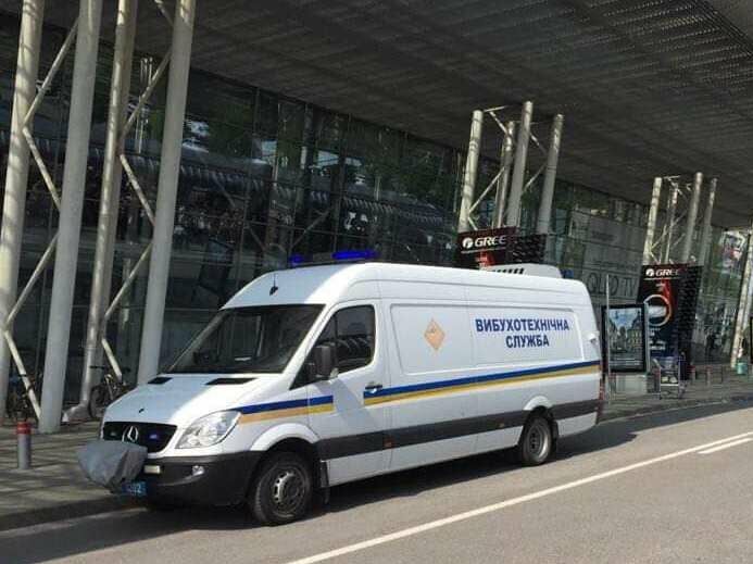 З аеропорту Львова евакуювали людей – поліція перевіряє інформацію про замінування