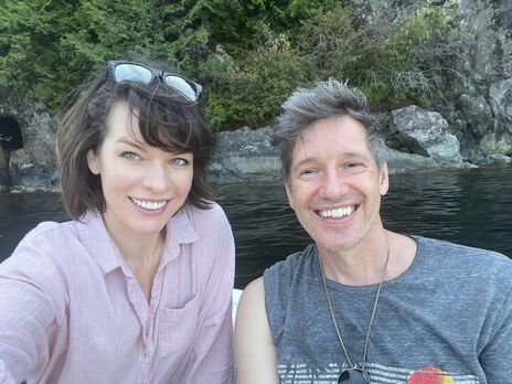 Купання біля водоспадів і гамбургери на воді. Йовович із чоловіком і дітьми побувала на екскурсії на човнах у Ванкувері