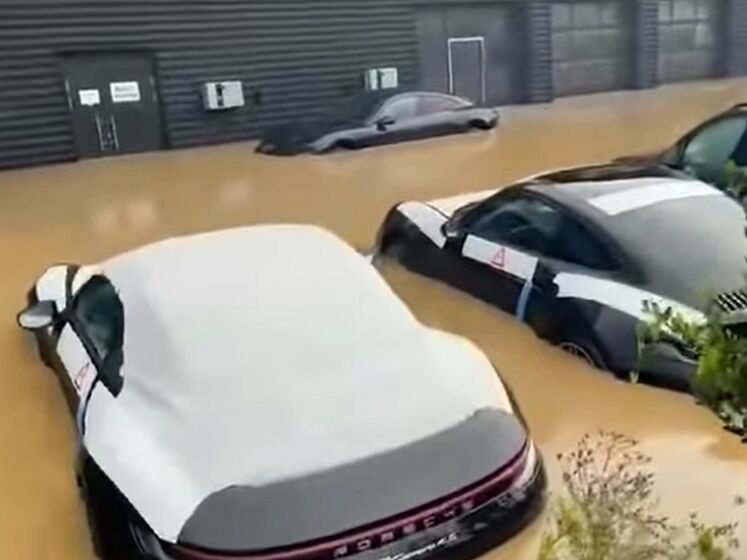 В Германии из-за аномальных ливней затопило автосалон с новыми Porsche. Видео