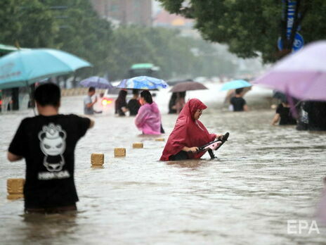 В центре Китая жертвами наводнений стали не менее 25 человек. Фоторепортаж