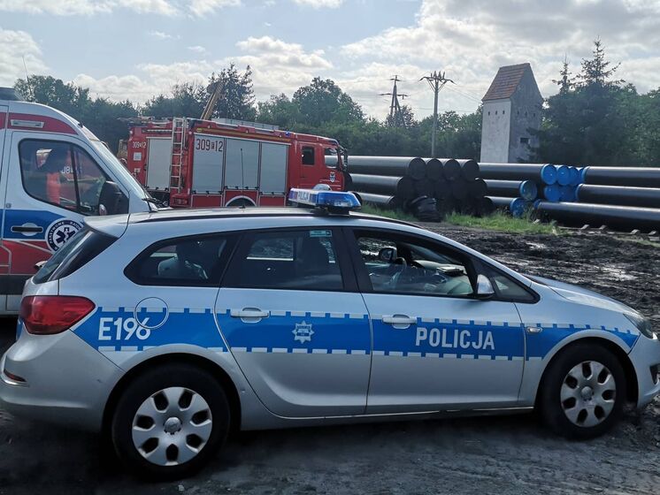 У Польщі загинув чоловік, на якого впала 10-тонна труба. ЗМІ пишуть, що він був громадянином України