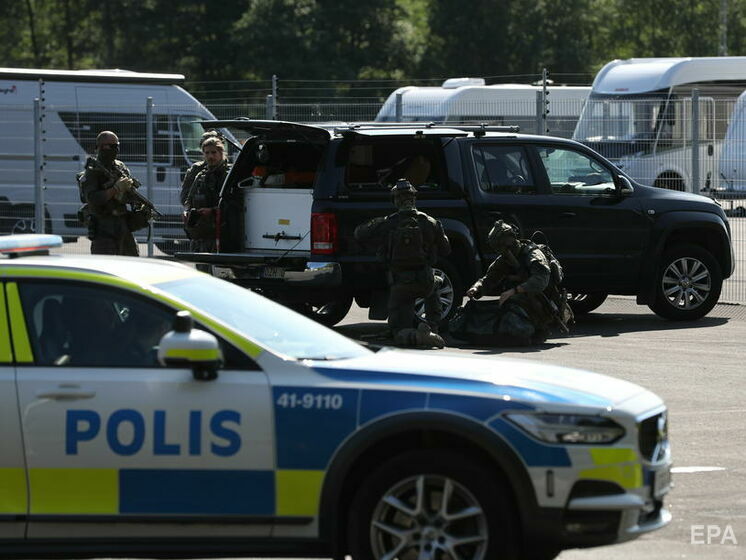 Двое заключенных шведской тюрьмы захватили заложников и потребовали вертолет и пиццу