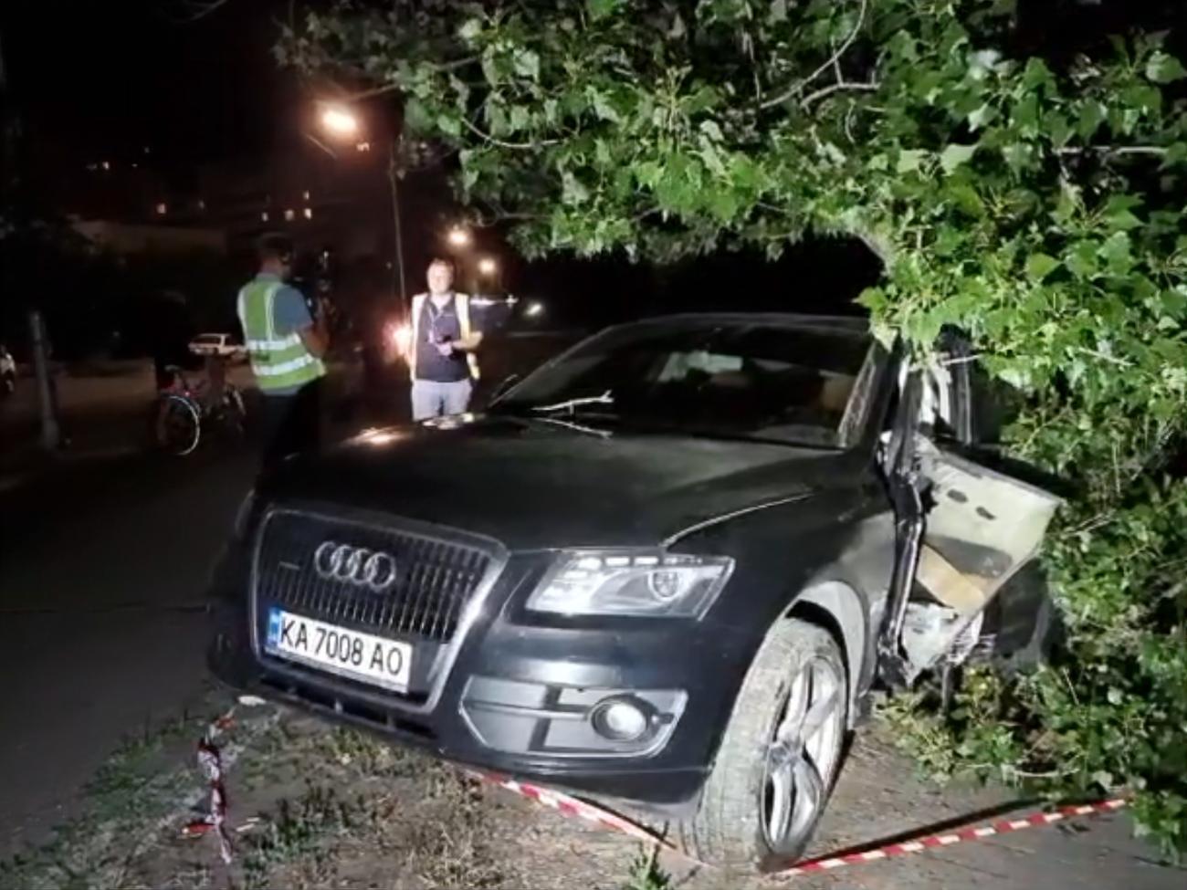 В Киеве судья на авто совершила ДТП. Она врезалась в дерево и едва не сбила  пешеходов