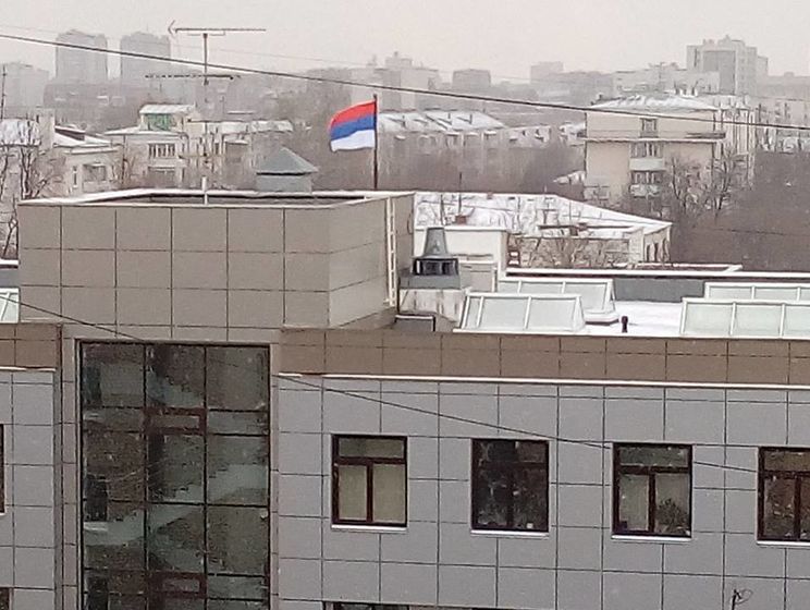 На крыше суда в Екатеринбурге установили перевернутый флаг России