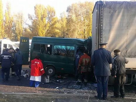 В Днепре маршрутка въехала в фуру, 14 пострадавших