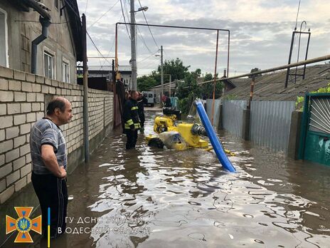 Наслідки зливи в Одесі. Затопило будинки і паркінги, упало приблизно 100 дерев. Фото і відео