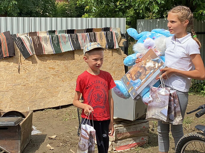 Зеленский наградил медалью 12-летнюю девочку, которая во время наводнения в Закарпатье спасла четырех детей