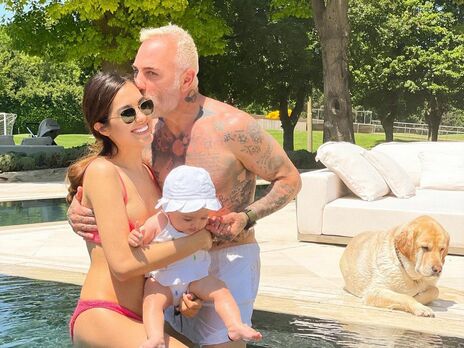 Возлюбленная Вакки показала отдых на яхте с девятимесячной дочерью