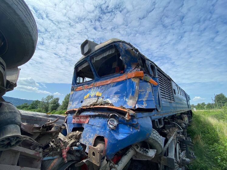 На Закарпатті вантажівка зіткнулася з пасажирським потягом, є постраждалі