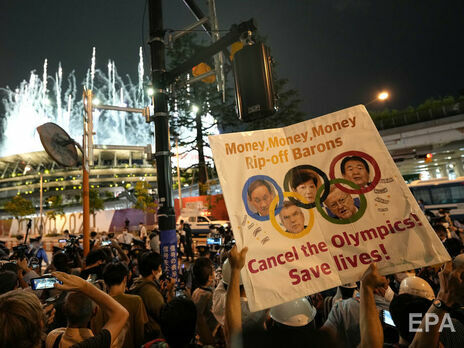 Участники акции держали плакаты с надписью "Отмените Олимпийские игры! Спасите жизни!"