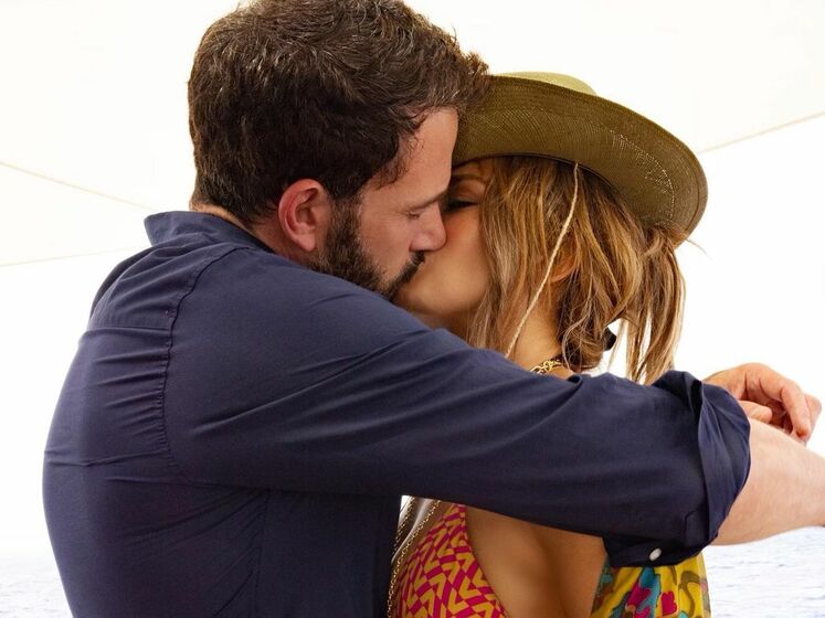 В день 52-летия Дженнифер Лопес показала фото своего страстного поцелуя с Беном Аффлеком