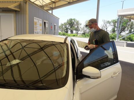 Поток людей через КПВВ 