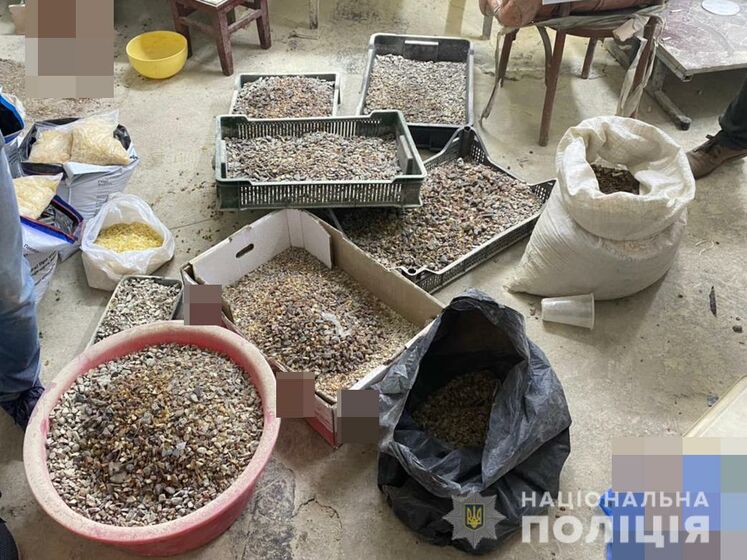 У Волинській області поліція припинила діяльність трьох незаконних цехів з обробляння бурштину та вилучила майже 300 кг каміння