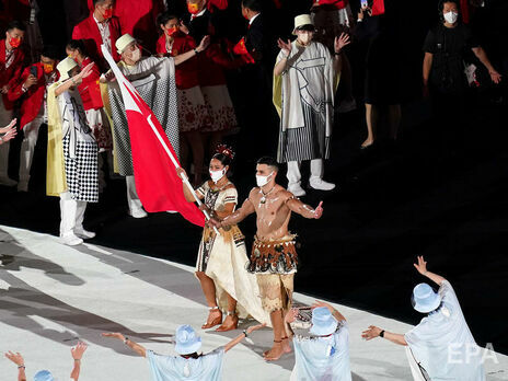 Знамя Королевства Тонга на Олимпиаде нес спортсмен, который участвует и в летних, и в зимних Играх
