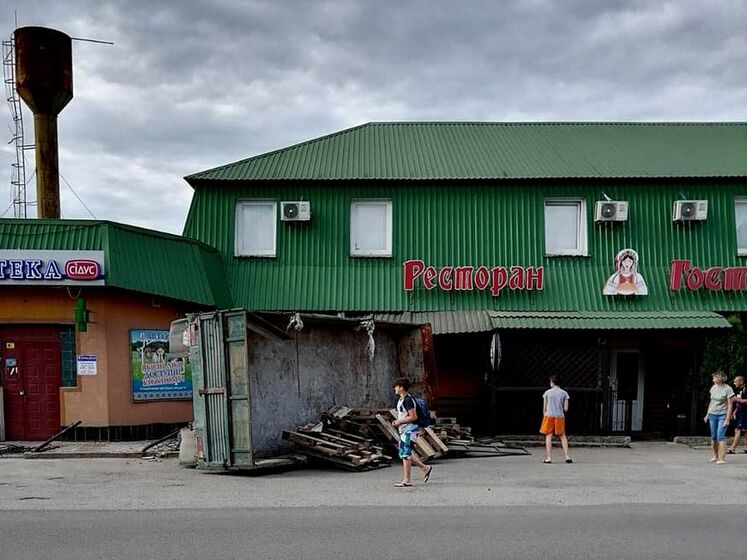 У Тернопільській області причіп, який відірвався від вантажівки, протаранив ресторан