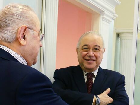 75-летний Петросян сделал селфи с молодой женой после вакцинации