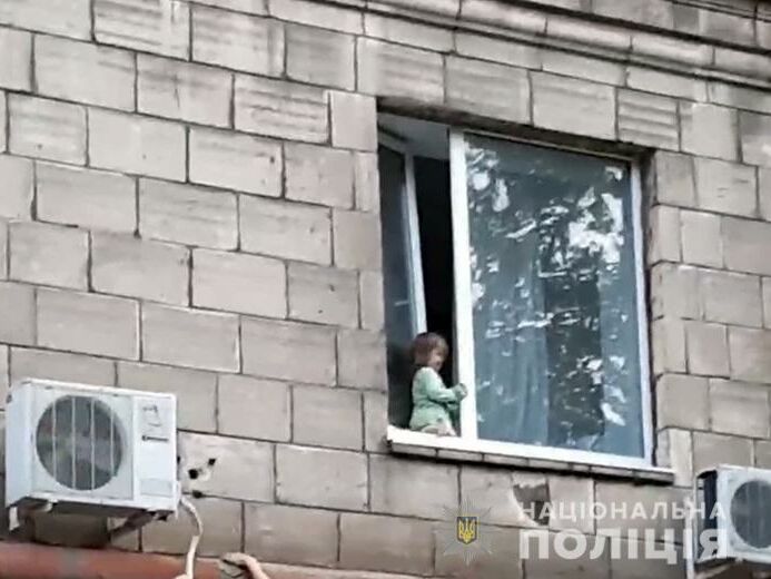 В Запорожье нацгвардеец спас двухлетнюю девочку, которая чуть не выпала из окна