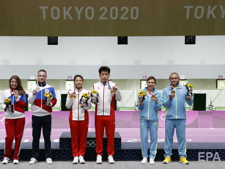 Третью медаль украинцы (на фото справа) завоевали в стрельбе