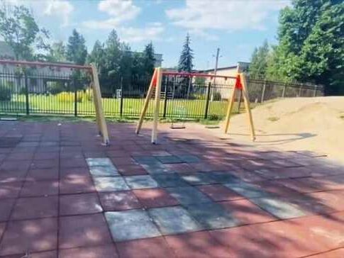 В Кременчуге на детской площадке плиткой выложили свастику